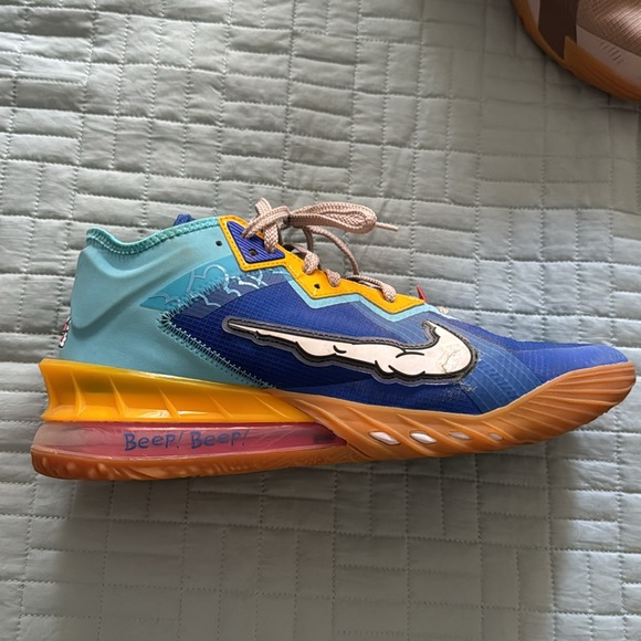 Nike Lebron 18 Low Wile E. Vs Roadrunner basketball shoes. Size 12 - Picture 2 of 7